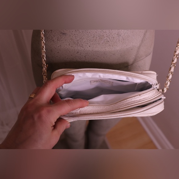 1980s Allan Edward | Quilted White Leather Double Pocket Purse with Metal Chain - Picture 10 of 15